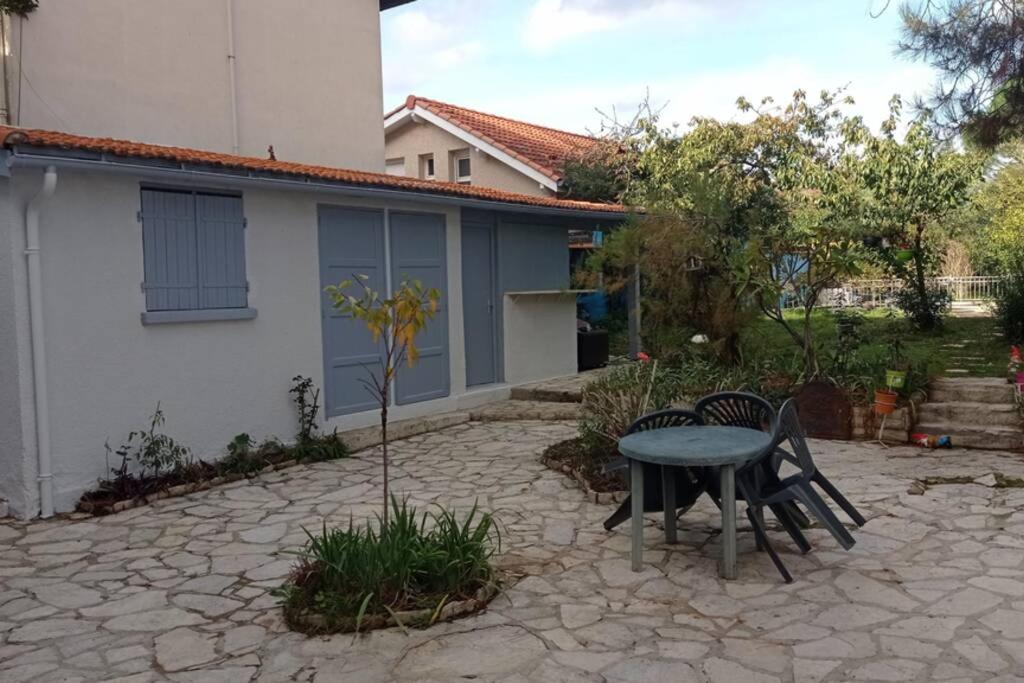 Apartment Independant, 1 Lit Deux Personnes Et 1 Appoint Piscine Jardin Direct Gare Aeroport Et Jardin *